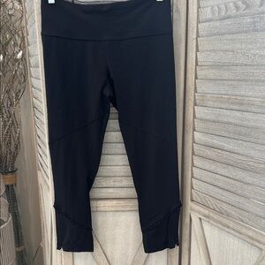 Lululemon Athletica Women’s Capris with emblem zipper and ruffle details size 8